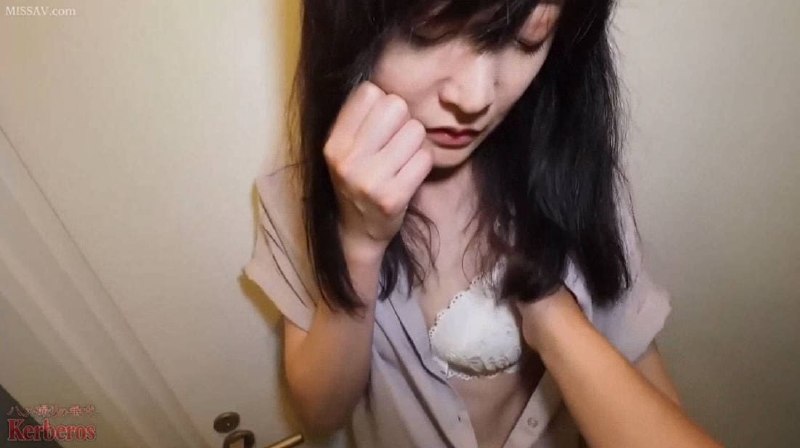 贪婪的妻子想要和年轻男子发生关系，她让丈夫睡着了，然后去见她的情人，并把他叫到家里。一位已婚妇女在丈
