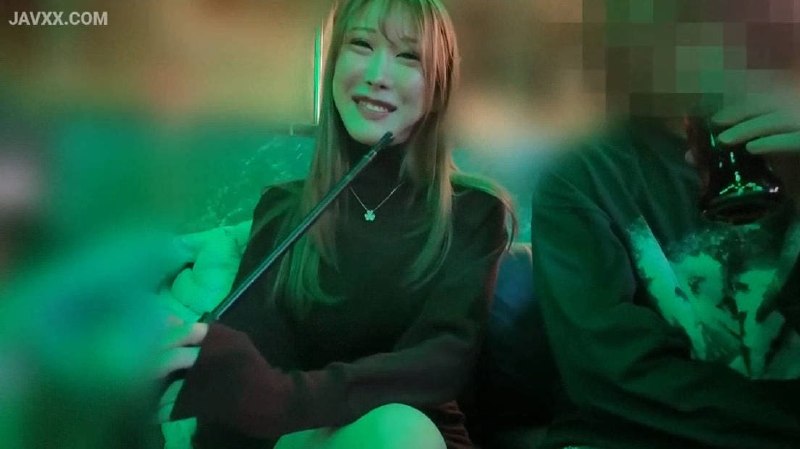 涩谷109的性感内衣店员。她丰满的F罩杯涂满润滑油，兴奋到极致，即将被大量内射