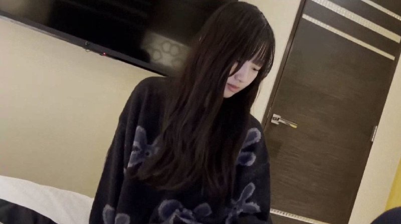 超級可愛整潔的偶像女孩很緊張，但她的敏感度增加，她讓她未經處理的陰部受孕，並進行中出性愛