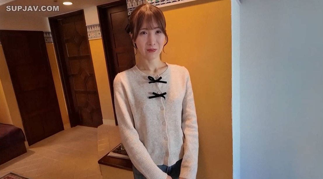 她的身体太过轻盈，持续颤抖。纤细的腰肢和肋骨完全暴露出来